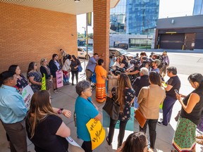 Cheryl Kahpeaysewat, Chefin der Moosomin First Nation, spricht am 2. September 2022 mit Medien vor dem Gerichtsgebäude der Provinz Saskatoon vor der Anhörung einer 48-jährigen Mutter, die beschuldigt wird, ein Kind entführt zu haben.