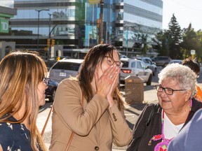 Unterstützer reagieren, nachdem eine Frau aus Saskatoon, die beschuldigt wird, ein Kind entführt und in die USA geflohen zu sein, am 2. September 2022 vor dem Provinzgericht in Saskatoon gegen Kaution freigelassen wurde.