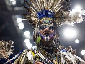 Der traditionelle Männertänzer Josh Bear nimmt am 30. September 2022 am STC Powwow im SaskTel Center im Rahmen des National Truth and Reconciliation Day in Saskatoon teil