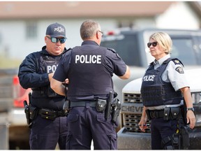 Beamte der Royal Canadian Mounted Police (RCMP) der James Smith Cree Nation sprechen, nachdem mehrere Menschen bei einem Messerstich im Reservat und in der nahe gelegenen Stadt Weldon, Saskatchewan, Kanada, am 5. September 2022 getötet und verletzt wurden. REUTERS/David Stobbe