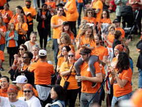 Eine Welle orangefarbener Hemden füllte Saskatoon, als die Menschen während des Rock Your Roots Walk for Reconciliation am National Truth and Reconciliation Day in Saskatoon am 30. September 2022 von CUMFI zum Victoria Park gingen.