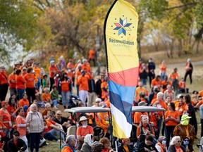 Eine Welle orangefarbener Hemden füllte Saskatoon, als die Menschen während des Rock Your Roots Walk for Reconciliation am National Truth and Reconciliation Day in Saskatoon am 30. September 2022 von CUMFI zum Victoria Park gingen.