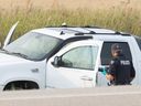 RCMP vor Ort auf dem Highway 11 nach der Verhaftung von Myles Sanderson am 7. September.