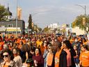 Une vague de chemises orange a rempli Saskatoon alors que les gens marchaient de CUMFI au parc Victoria lors de la marche Rock Your Roots pour la réconciliation lors de la Journée nationale de vérité et réconciliation à Saskatoon, en Saskatchewan.  le 30 septembre 2022.