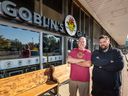 Danny Demchenko, à gauche, et Jody Taylor sont les propriétaires de Goblin's Grill, un nouveau magasin de hamburgers et de sandwichs à College Park.  Photo prise à Saskatoon, SK le lundi 3 octobre 2022.