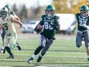 Le receveur des Huskies Rhett Vavra dirige le ballon lors d'un match de football de Canada Ouest contre les Rams de Regina samedi.  Les Huskies ont battu les Rams 23-20.