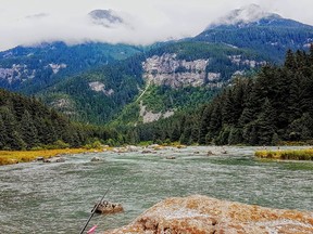 Haines, en Alaska, un endroit idéal pour la pêche au saumon et l'une des zones dont Ryan et Desiree Sutherland ont donné le nom à leurs enfants, puis leur pub.  Photo prise par Ryan Sutherland.