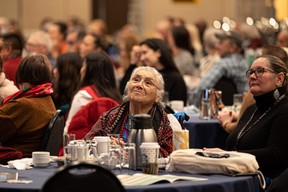 Les invités réagissent en écoutant les conférenciers lors de la deuxième journée de la huitième et dernière conférence sur l'engagement autochtone Wîcihitowin à TCU Place.