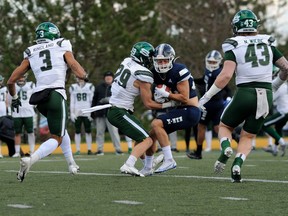 Nixen Voll, des Huskies de l'Université de la Saskatchewan, a fait le tacle lors de la première mi-temps contre StFX au Uteck Bowl de samedi.  Photo de Bryan Kennedy