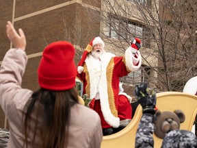 Santa waves to children in the crowd during the Santa parade in Saskatoon, Sask on Nov. 27, 2022. PHOTO BY LIAM O'CONNOR /Saskatoon StarPhoenix