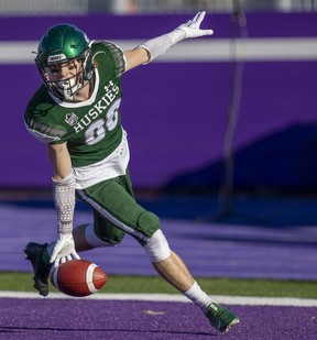 In the first half of the 2022 Vanier Cup, Husky Rhett Bavra scored his second Husky touchdown after escaping the coverage of Raval's Nicolas Lessard.