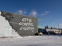 La police de Saskatoon a signalé qu'un homme avait été retrouvé dimanche matin dans le pâté de maisons 700 de la 20e rue Ouest.  CTV News a rapporté que l'emplacement était l'église du centre-ville, située au 720 20th Street West.