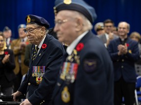 Le vétéran de la Seconde Guerre mondiale Bob Atkinson a assisté à la cérémonie du jour du Souvenir au SaskTel Centre à Saskatoon le 11 novembre 2022.