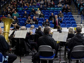 George Charpentier dirige le groupe lors de la cérémonie du jour du Souvenir au SaskTel Centre à Saskatoon le 11 novembre 2022.