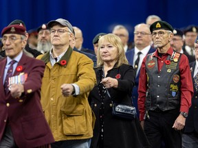 Plus de 6 000 personnes ont assisté à la cérémonie du jour du Souvenir au SaskTel Centre de Saskatoon le 11 novembre 2022.