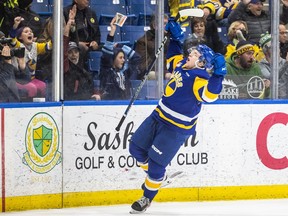 L'attaquant des Blades de Saskatoon Brandon Lisowsky (8) célèbre un but contre les Chiefs de Spokane lors d'un match de la Ligue de l'Ouest à Saskatoon le vendredi 16 décembre 2022.