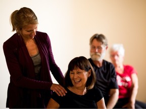 Adrianne Vangool, à gauche, travaille avec des clients de tous âges et de tous horizons chez Vangool Wellness.