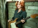 Bonnie Raitt. Guitar pose. 2017