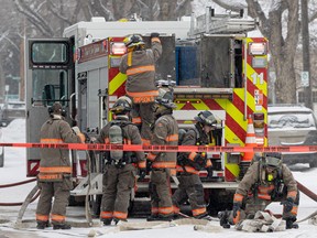 Les pompiers de Saskatoon répondent à un incendie dans un appartement à l'intersection de la 25e rue et de la 3e avenue nord le mercredi 1er février 2023.