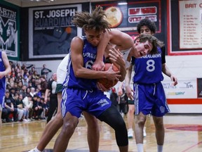 The Holy Cross Crusaders won the Saskatoon high school boys basketball city championships with a 77-65 victory over the Walter Murray Marauders on Saturday, March 18 at Bedford Road Collegiate. .