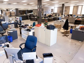 La sala de redacción de Saskatoon StarPhoenix está siendo desmantelada ya que los reporteros tienen una semana para recoger sus pertenencias mientras pasan al trabajo totalmente remoto. Foto tomada en Saskatoon, Sask. El martes 7 de febrero de 2023.