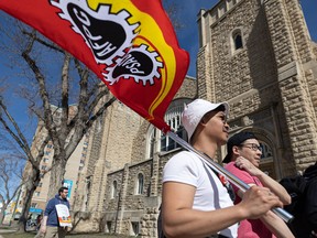 Des centaines de travailleurs fédéraux font du piquetage au centre-ville de Saskatoon pendant la grève en attendant un accord équitable dans les négociations entre l'Alliance de la Fonction publique du Canada (AFPC) et le gouvernement fédéral, à Saskatoon le mardi 2 mai 2023.