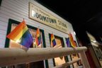 Boomtown au Western Development Museum orné de drapeaux Pride.