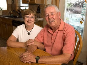 (DOSSIER) Glen Penner (à droite), décédé le 5 juin 2023, est le deuxième plus ancien conseiller municipal de l'histoire de Saskatoon.  Lui et sa femme Wilma ont été mariés pendant plus de 60 ans.  Photo prise le 7 août 2008.