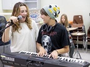 Brooke Landine et Jlynn Berube travaillent sur le chant de la chanson qu'elles vont interpréter à la vitrine du Girls Rock Saskatoon Camp.