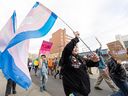 Des manifestants et contre-manifestants contre les politiques sur l'identité de genre dans les écoles de la Saskatchewan descendent dans les rues du centre-ville de Saskatoon, en Saskatchewan.  le mercredi 20 septembre 2023.