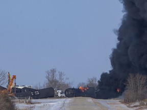Une équipe d'urgence intervient après qu'un train du CP transportant du pétrole brut a déraillé près de Guernesey, en Saskatchewan, le lundi 9 décembre 2019.
