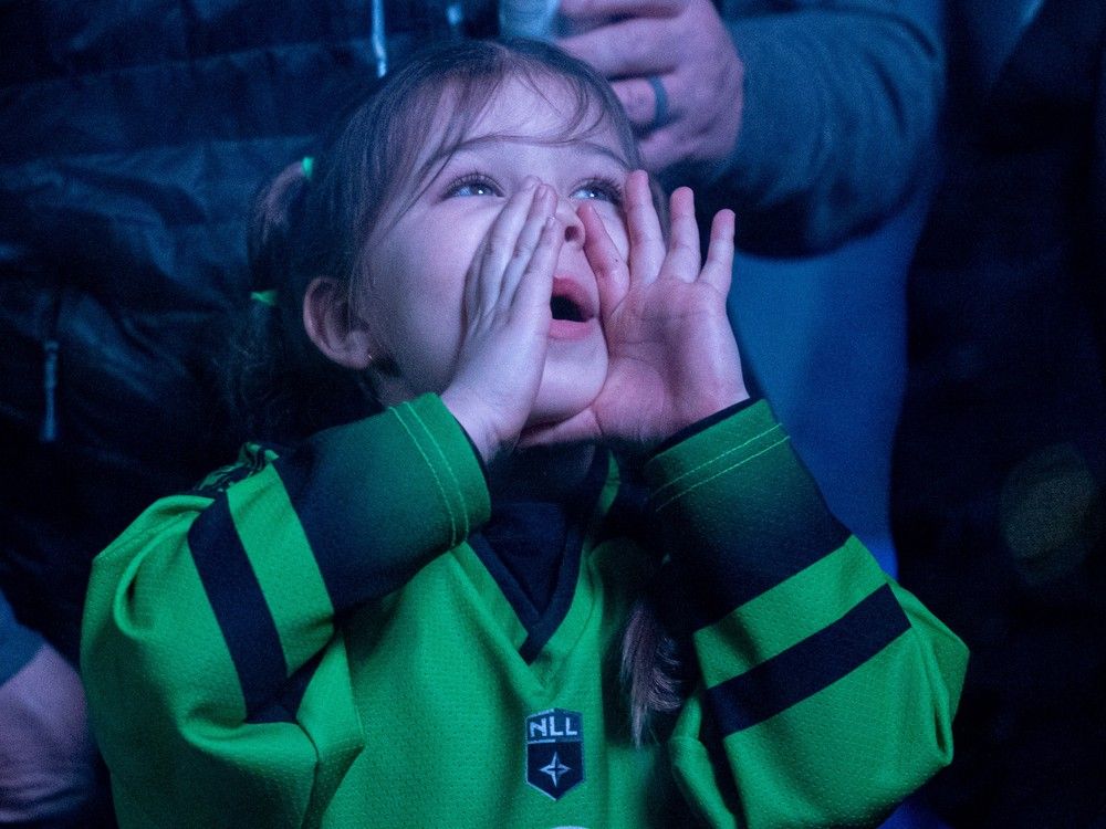 Un joven aficionado anima al Saskatchewan Rush en marzo de 2023. El Rush tiene 30 jugadores para el inicio del campo de entrenamiento, incluidos tres porteros, 16 defensores/jugadores de transición y 11 delanteros.