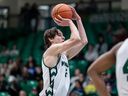 El delantero novato de los Huskies de la Universidad de Saskatchewan, Easton Thimm (2), toma un tiro durante el primer partido en casa de su equipo en Canadá Oeste contra los Griffins de la Universidad MacEwan en el PAC. Foto tomada en Saskatoon, Sask. el viernes 10 de noviembre de 2023.