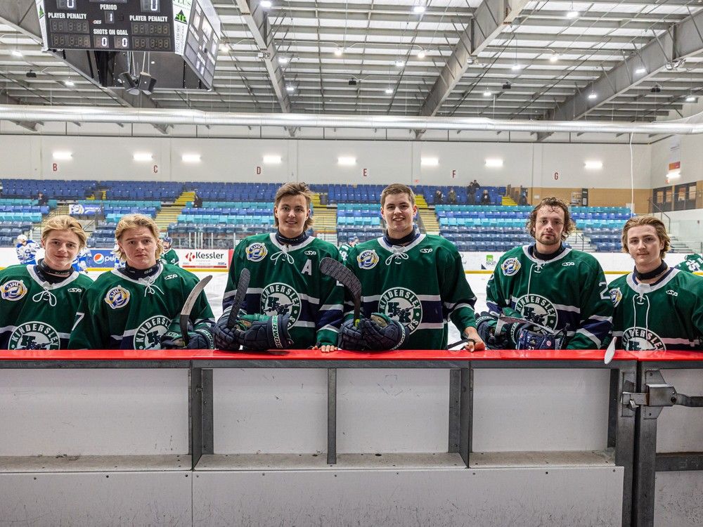 Los Kindersley Klippers tienen tres pares de hermanos en su equipo de hockey.  (Desde la izquierda) Ven Perlinger, Cam Perlinger, Tylin Hilbig, Ethan Hilbig, Logan Cox y Danton Cox se toman una foto durante el calentamiento en la exhibición de SJHL en el Legends Center.