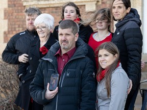 La familia de Cindy MacKay posó para una fotografía frente al tribunal provincial de Battleford después de que Michael MacKay fuera sentenciado a cadena perpetua por asesinato en segundo grado.