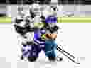 SASKATOON, SASK.  - 31 de enero de 2024 - 0201 hockey sobre cuchillas deportivas - el delantero de Saskatoon Blades Brandon Lisowsky (8) se enfrenta a los Regina Pats durante la acción de la WHL en el SaskTel Center.  Foto tomada en Saskatoon, Sask.  el miércoles 31 de enero de 2024.