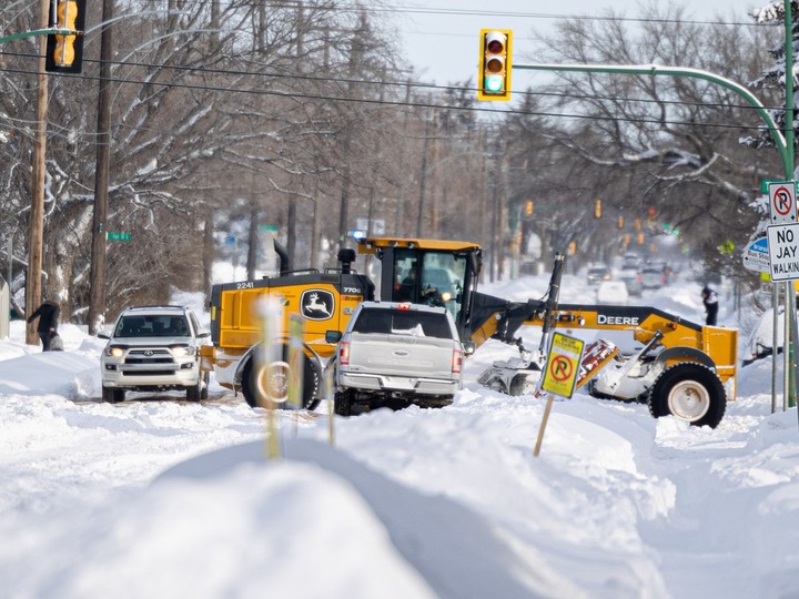  Residents and city crews were digging out in Saskatoon after at least 25 centimetres of snow fell on the city. Photo taken in Saskatoon, Sask. on Monday, March 4, 2024.
