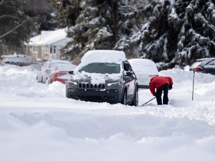  Residents and city crews were digging out in Saskatoon after at least 25 centimetres of snow fell on the city. Photo taken in Saskatoon, Sask. on Monday, March 4, 2024.