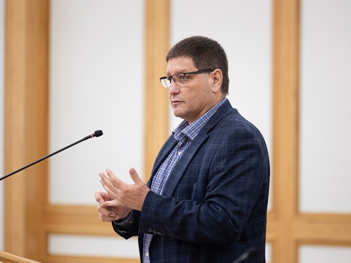  STC Tribal Chief Mark Arcand addresses city council’s governance and priorities committee about a report from the fire department and police service outlining crime trends in the area of an STC-operated shelter in Fairhaven.