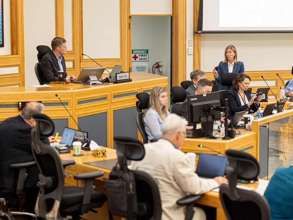 La concejala Cynthia Block (derecha) habla durante un debate en curso en el consejo sobre los cambios de zonificación vinculados al Fondo Acelerador de Vivienda, un programa federal que ofrece fondos a cambio de que la ciudad acepte cambiar las reglas de zonificación.
