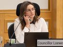 Mairin Loewen, vista aquí durante las deliberaciones sobre el presupuesto de la ciudad en noviembre de 2023, fue elegida por primera vez como concejala de la ciudad de Saskatoon para el Distrito 7 en 2011.