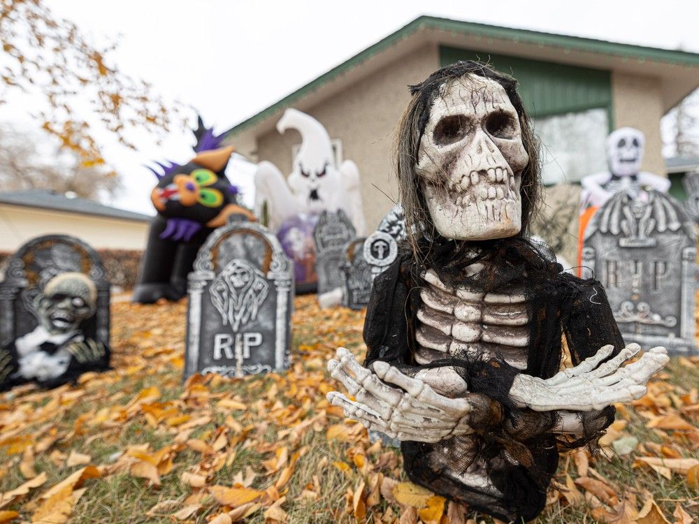 Halloween display on Clinkskill Avenue