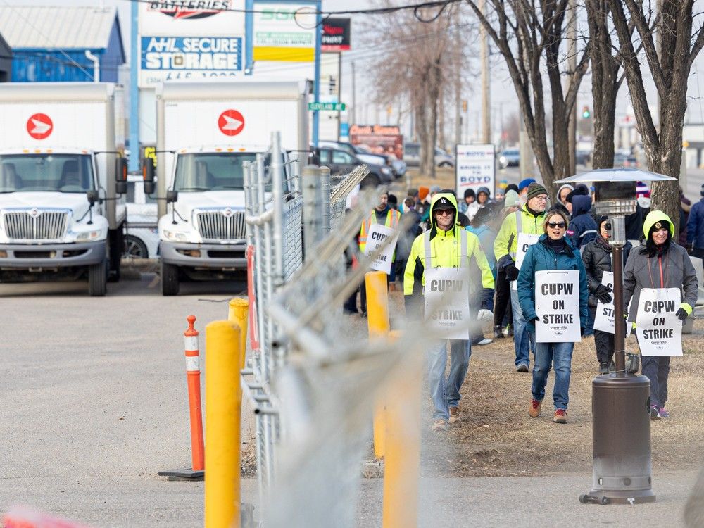 Canada Post workers strike outside main Saskatoon plant