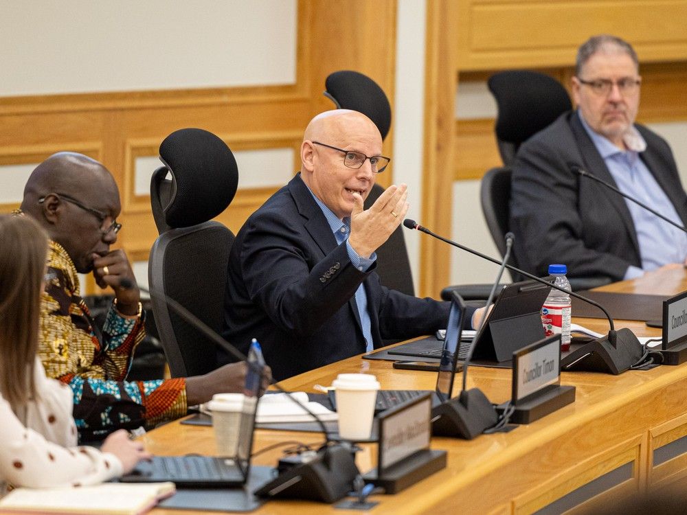 Site 3 Con. Robert Peres speaks at the City Council meeting