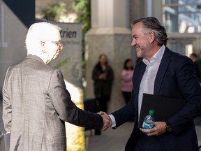 El presidente y CEO de Nutrien, Ken Seitz, a la derecha, se da la mano con el presidente de la Universidad de Saskatchewan, Peter Stoicheff, durante un anuncio de donación de $ 15 millones a la campaña de la Universidad de Saskatchewan Be What the World en el edificio agrícola en el campus de la U of S. Foto tomada en Saskatoon, Sask. el lunes 3 de febrero de 2025.