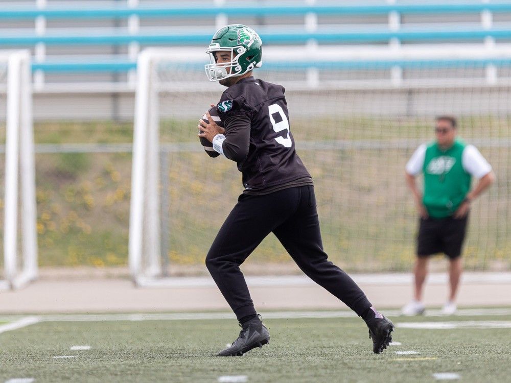El mariscal de campo de Saskatchewan Roughriders Jake Maier (9) durante el segundo día del campamento de entrenamiento de los jinetes en el Griffiths Stadium en Nutrien Park.