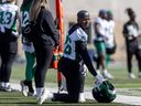 Saskatchewan Roughriders defensiva Tevaughn Campbell (26) durante el día cuatro del campamento de entrenamiento de los jinetes en el estadio Griffiths.