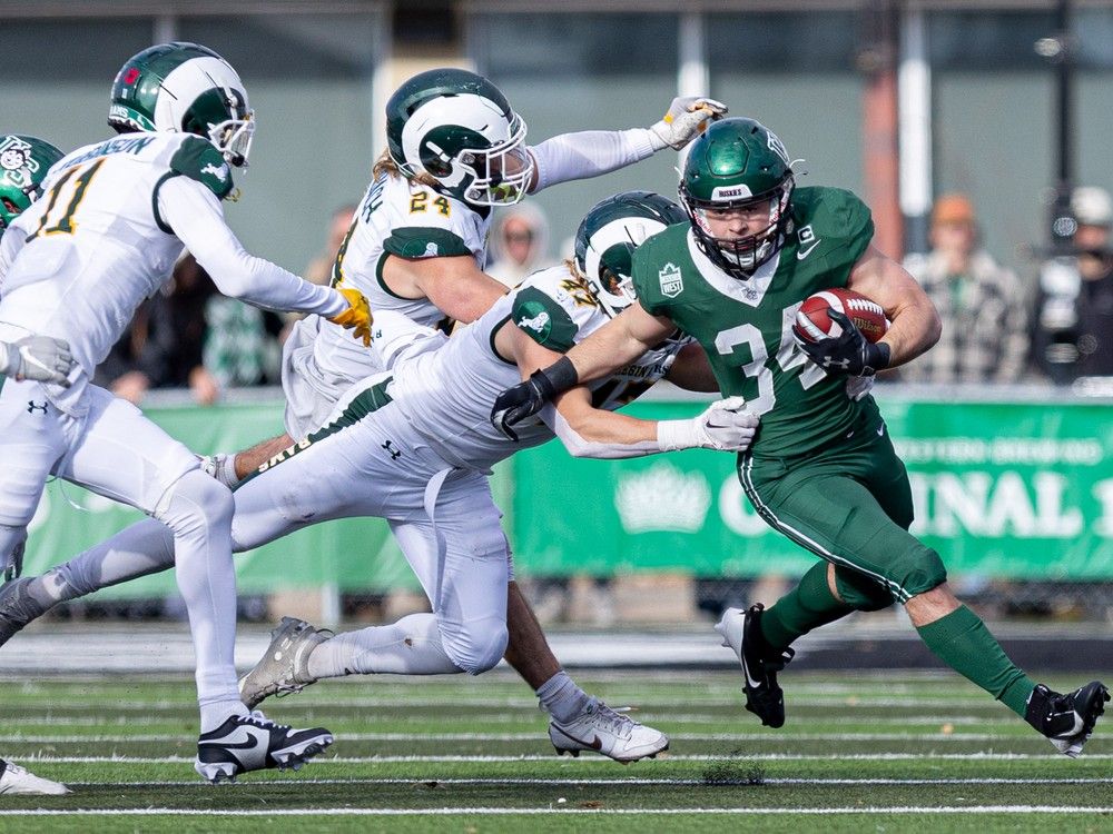 It was a tale of two halves as the University of Saskatchewan football squad dropped its first game of the Canada West season.