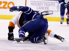 Wayne Simmonds of the Philadelphia Flyers is  tangled up with Nazem Kadri as the Maple Leafs on Nov. 11, 2016. (MICHAEL PEAKE/Toronto Sun files)