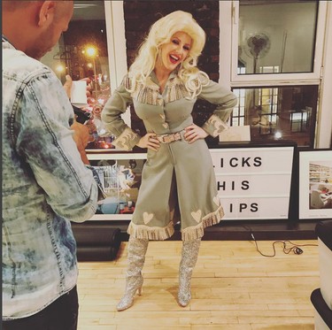 Ellie Goulding channelled her idol Dolly Parton. (elliegoulding/Instagram)